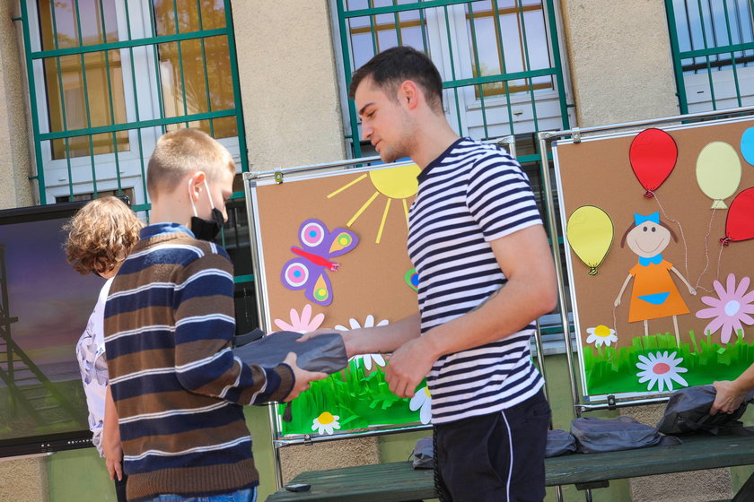 Rozdanie komputerów uczniom szkoły podstawowej