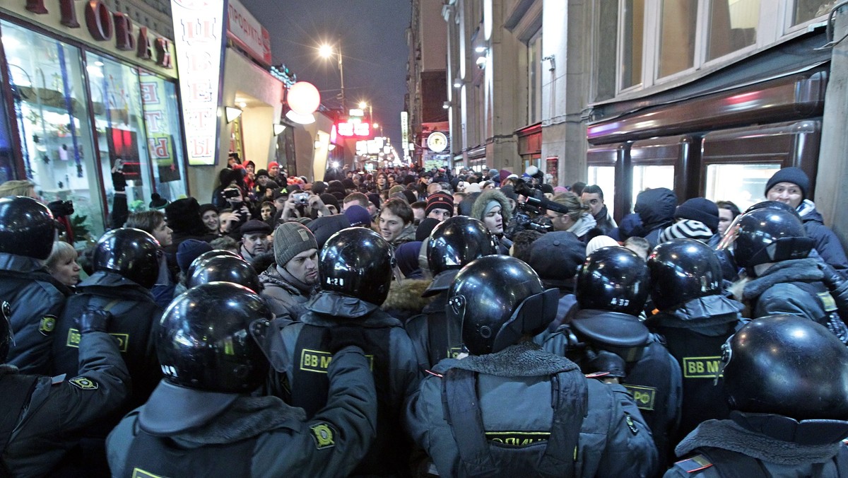 Rosyjska policja zatrzymała dzisiaj na placu Triumfalnym w Moskwie ok. 20 osób usiłujących przeprowadzić demonstrację przeciwko sfałszowaniu niedzielnych wyborów do Dumy. W Petersburgu aresztowano ok. 100 demonstrantów na Newskim Prospekcie.