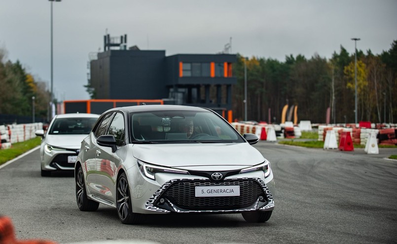 Toyota Corolla 2023 hybryda 5. generacji