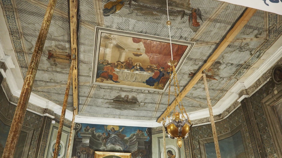 Wszystkie te obrazy namalowano bezpośrednio na płótnie, którym obito wnętrze kościoła jeszcze w XVIII wieku. 