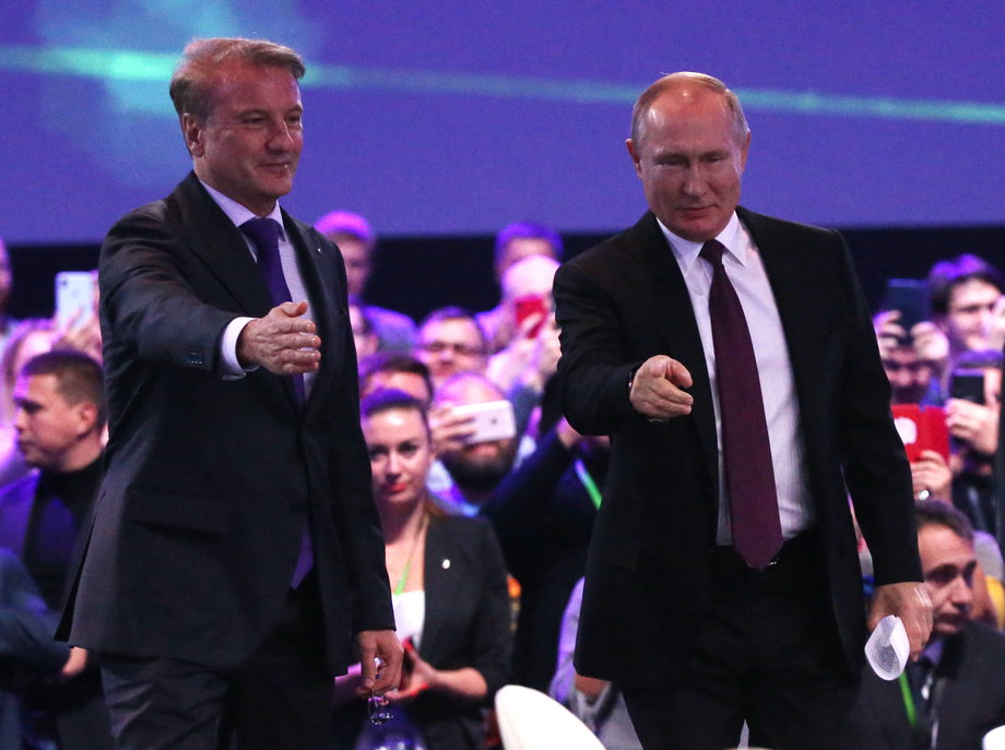 German Gref (z lewej) i Władimir Putin w 2019 r.