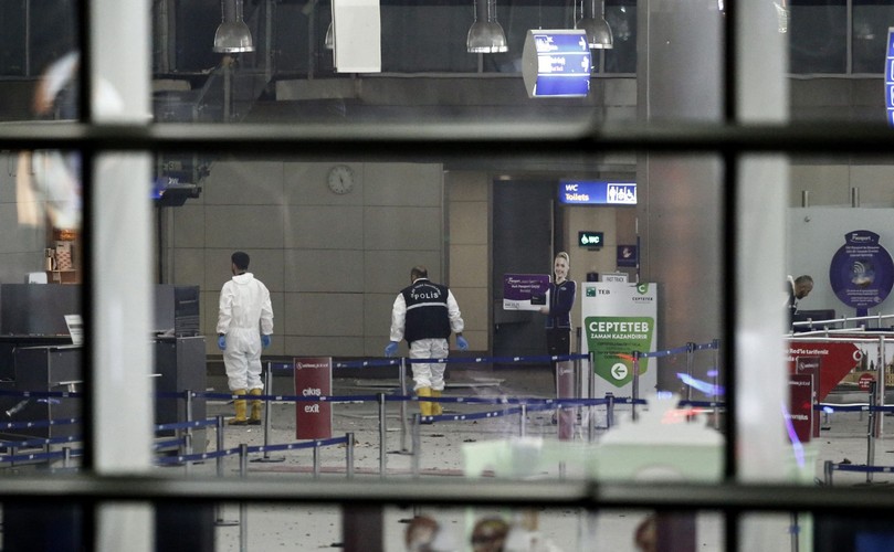 Terroryści wysadzili się przed terminalem