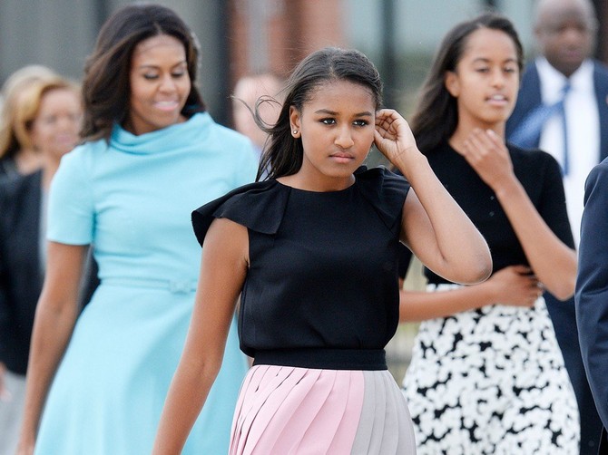 Nataša Saša Obama sa majkom Mišel Obamom i sestrom Malijom