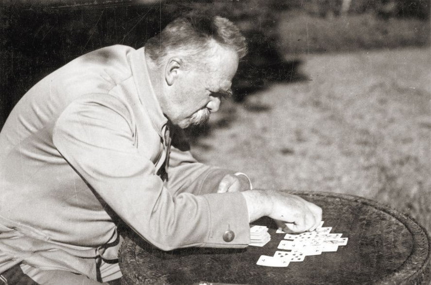 Józef Piłsudski w czasie układania pasjansu, 1930 rok (domena publiczna)