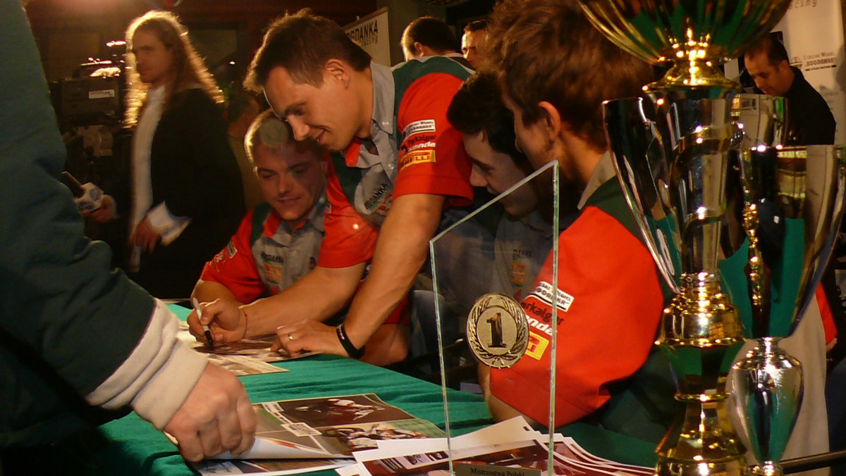 Brytyjczyk Sam Lowes oraz Paweł Szkopek w sezonie 2012 wystartują w motocyklowych mistrzostwach świata World Supersport w barwach zespołu Bogdanka PTR Honda.