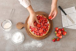 Ciasto z jabłkami i masą truskawkową. Sprawdzony przepis siostry Anastazji