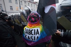 "Babcia Kasia" stanie przed sądem. Śledczy zarzucają jej uderzenie policjantki
