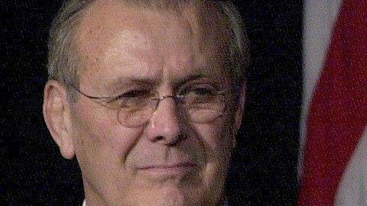 Były sekretarz obrony USA 78-letni Donald Rumsfeld przyznał, że "wyraził się niewłaściwie", mówiąc, że Saddam Husajn ma broń masowego rażenia rozmieszczoną wokół Bagdadu i Tikritu, co posłużyło Amerykanom za pretekst do wojny w Iraku 2003 r.