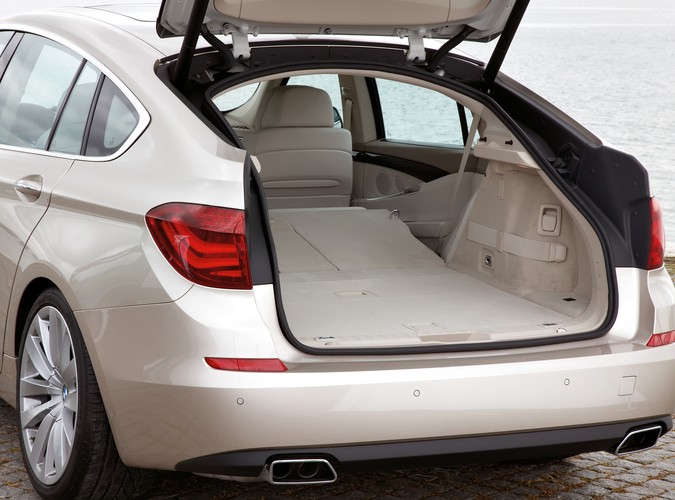 Auto wyposażono w system dzielonej klapy bagażnika