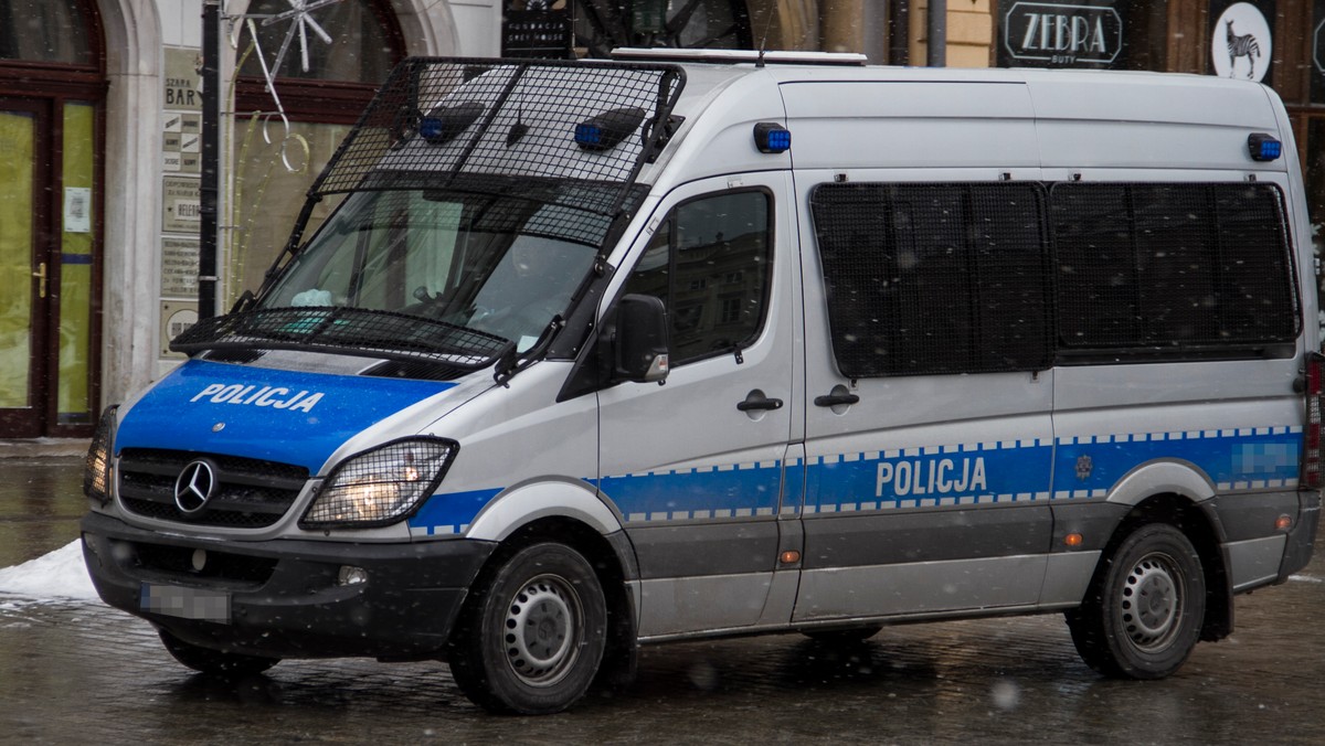 Za naruszenie nietykalności cielesnej policjantów oraz znieważenie policjanta i strażnika miejskiego odpowie przed sądem olsztyński radny miejski Jarosław Sz. Prokuratura Olsztyn - Południe skierowała do miejscowego sądu akt oskarżenia w tej sprawie.