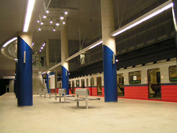 Pociąg metra warszawskiego serii 81 produkcji rosyjskiej, fot. Wikimedia, autor: Ania0ania