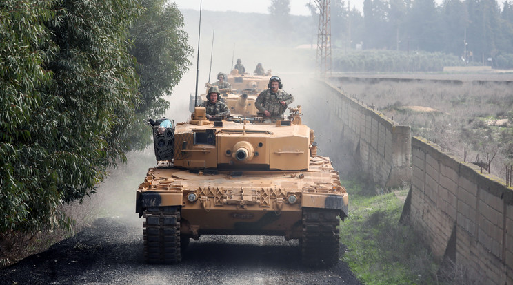 Török harckocsik tartanak az Afrín régió felé /Fotó: AFP