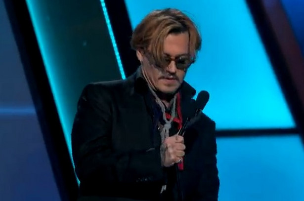 Zataczał się i bełkotał. Kompletnie pijany Johnny Depp na rozdaniu nagród [WIDEO]