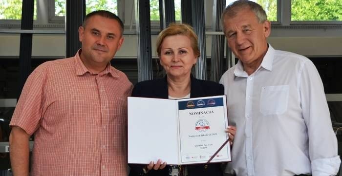 Od lewej: Wojciech Szulc,  Ewa Bajcar i Janusz Minda z nominacją  do udziału w Programie Najwyższa Jakość Quality International 2020