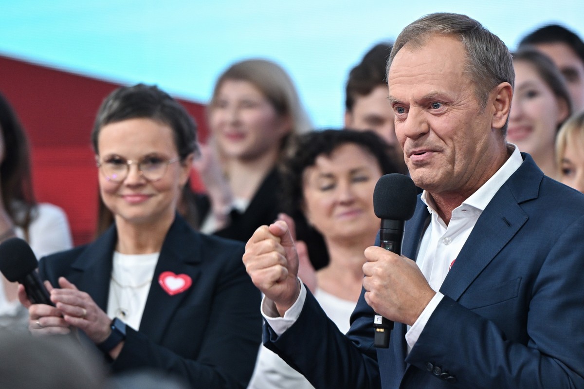 Warszawa, 15.10.2023. Wybory parlamentarne 2023. Przewodniczący Platformy Obywatelskiej Donald Tusk (P) i szefowa sztabu wyborczego KO Wioletta Paprocka-Ślusarska (L) w sztabie wyborczym KO w Muzeum Etnograficznym w Warszawie, 15 bm. Zakończyły się wybory parlamentarne. PiS wygrało niedzielne wybory do Sejmu z wynikiem 36,8 proc. (aldg) PAP/Radek Pietruszka