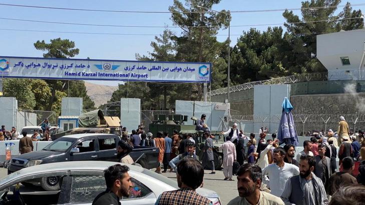 Tálib fegyveresek őrt állnak a kabuli nemzetközi repülőtér bejárata előtt 2021. augusztus 16-án, miután elterjedt a hír, hogy külföldi országok vízum nélkül is kimenekítik a helyi lakosokat és több száz menekülni akaró civil behatolt a repülőtér területére. / MTI/EPA/STRINGER