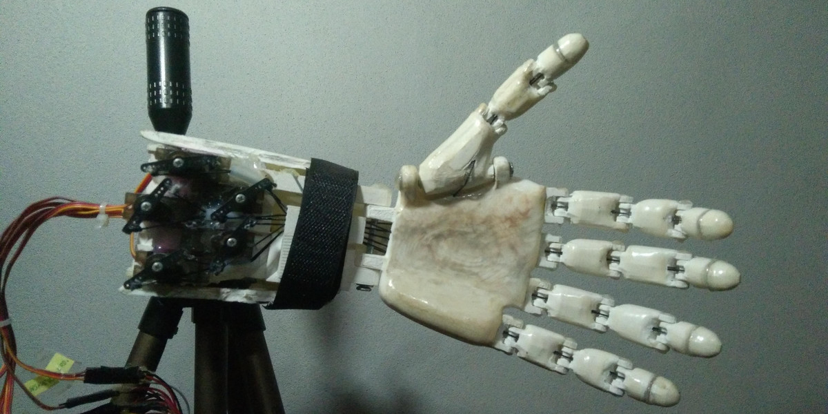 Studentka stworzyła protezę przyszłości. Ta ręka choć sztuczna, działa jak prawdziwa.