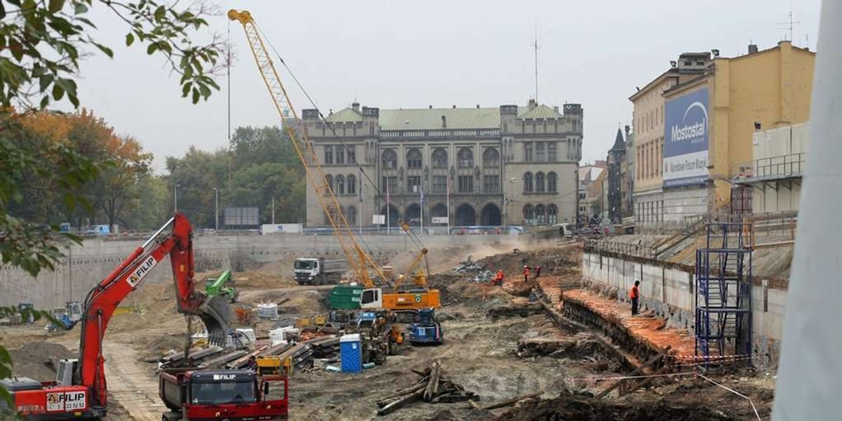 Przez ten mur budowa się opóźni