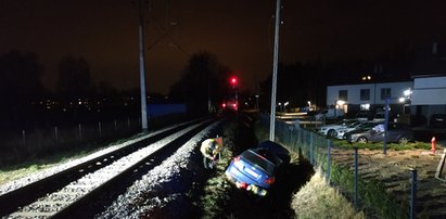 Cud na przejeździe kolejowym! Wjechali pod nadjeżdżający pociąg. Z samochodu wysiedli o własnych siłach [WIDEO]