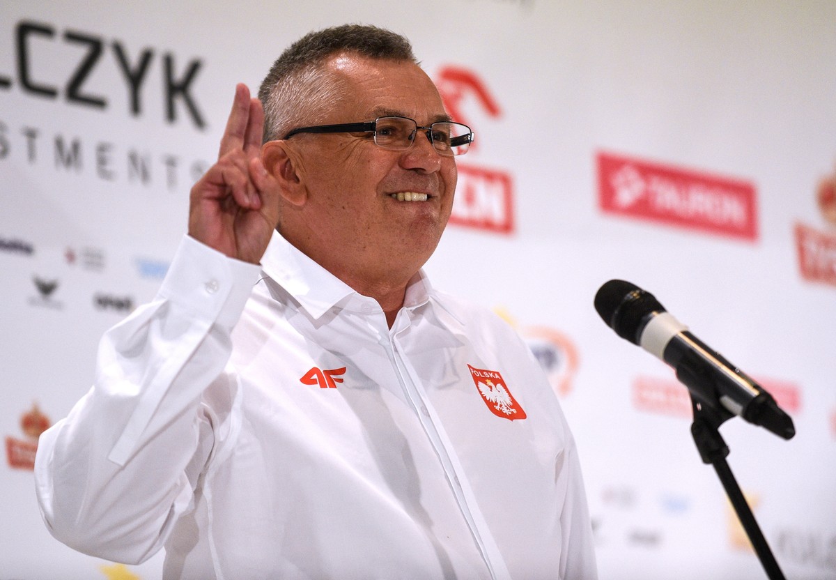 Trener wioślarstwa Aleksander Wojciechowski podczas uroczystości wręczania nominacji i składania ślubowań przez członków reprezentacji Polski na Igrzyska w Rio de Janeiro w 2016 roku