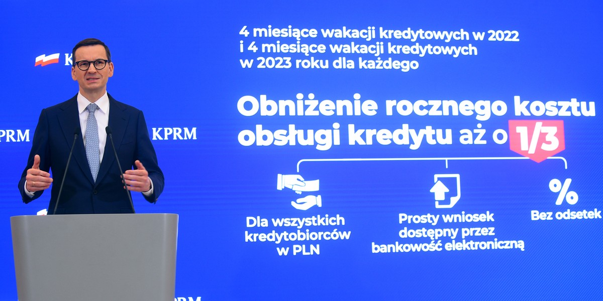 Premier prezentuje założenia programu podczas konferencji w maju 2022 r.