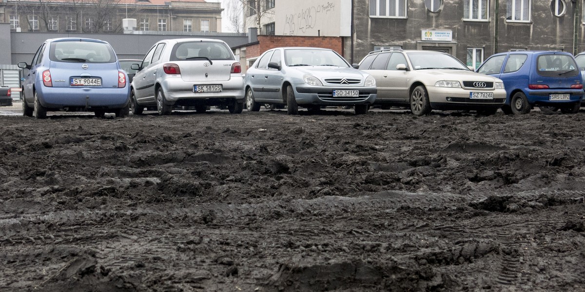 Parking przy wieżowcu Stalexportu