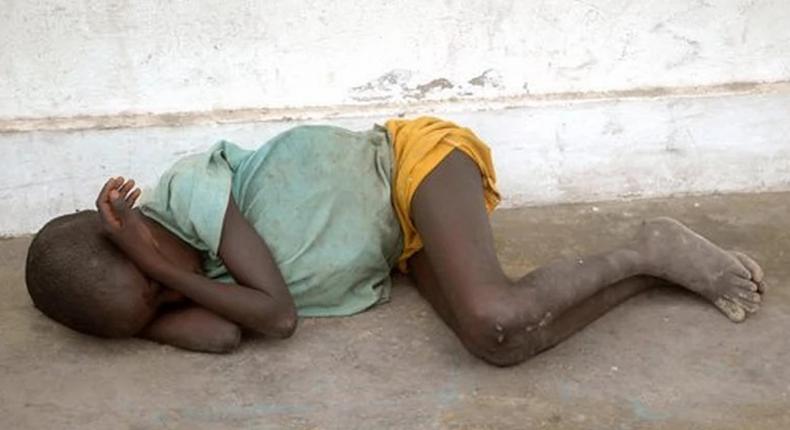 Un enfant talibé couché sur un perron (image d'illustration)