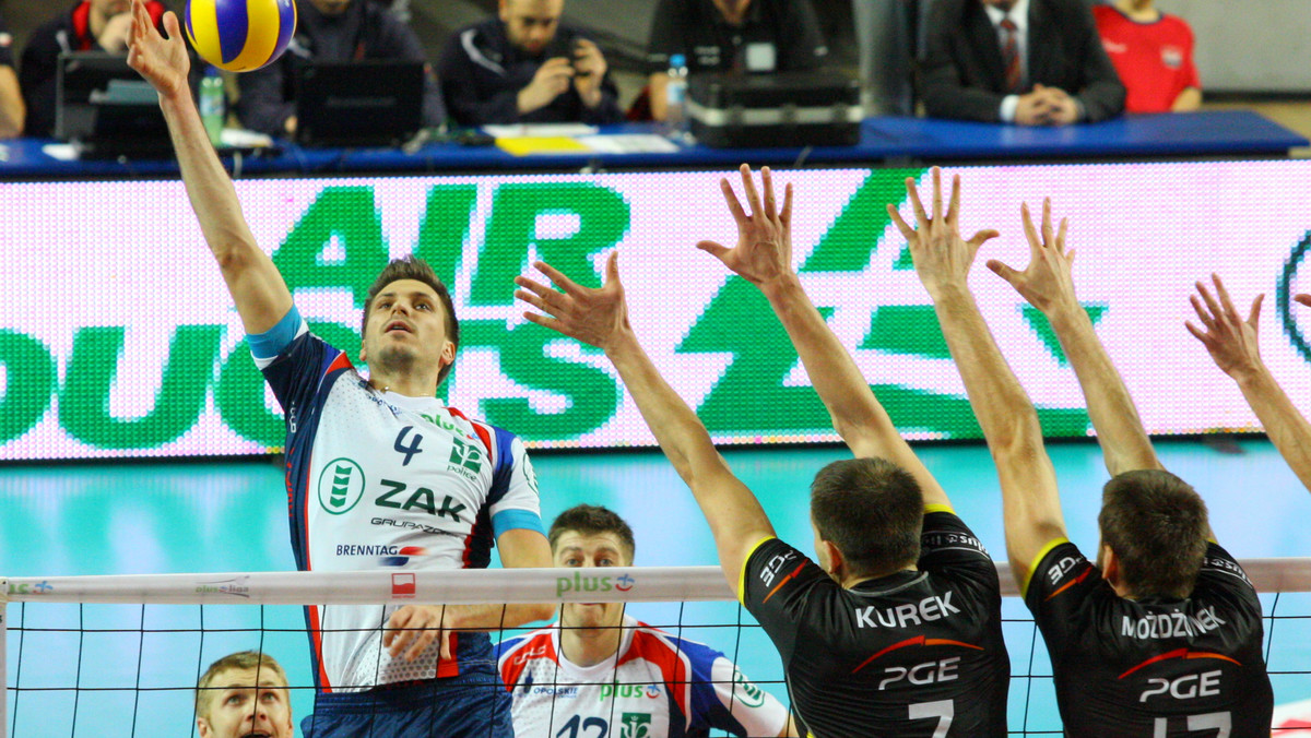 W szlagierowym spotkaniu dwóch najlepszych zespołów PlusLigi mistrz Polski PGE Skra Bełchatów wygrał z wicemistrzem ZAKSA Kędzierzyn-Koźle na jego terenie 3:1 (23:25, 25:22, 27:25, 29:27). Wynik ten oznacza, że mistrzowie Polski zmienili rywala na pozycji lidera PlusLigi.