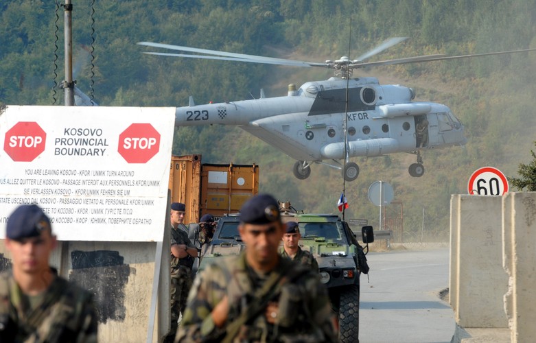 NATO wysłało także wosjka KFOR do Kosowa w świetle kryzysu humanitarnego, jaki zaistniał w wyniku ciągłych walk pomiędzy Armią Wyzwolenia Kosowa (UCK) a wojskowymi i policyjnymi oddziałami Serbii i Czarnogóry. 
Ludność cywilna ucierpiała z powodów ataków obu stron konfliktu, co spowodowało liczną emigrację. 
Początkowo w skład KFOR wchodziło 50 tys. żołnierzy z 30 państw, zarówno członków NATO, jak i niezrzeszonych. Do Kosowa najwięcej żołnierzy wysłały Wielka Brytania (19 tys. żołnierzy), Stany Zjednoczone i Francja (po 7 tys.), Niemcy (6 tys.), Włochy (5 tys.), Rosja (ok. 3 tys.), Holandia (2 tys.), Ukraina (1300) i Hiszpania (1200). Wśród państw spoza NATO wojska wysłały m.in. Argentyna, Armenia, Azerbejdżan, czy Maroko.

Zadaniem KFOR było zapewnienie bezpieczeństwa mieszkańcom Kosowa, porządku publicznego i wymuszanie realizacji porozumień kończących konflikt. KFOR wspierał tez misje ONZ.