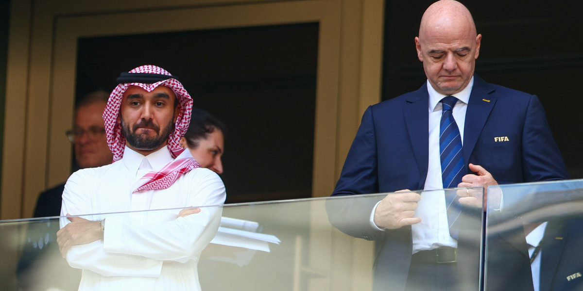 Saudyjski książę Mohammed bin Salman oraz szef FIFA Gianni Infantino.