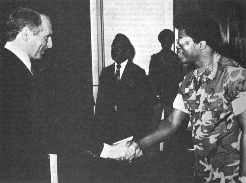 Spotkanie amerykańskiego ambasadora w Liberii z Samulem Doe. 1981 rok (wikipedia).