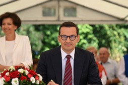 Premier Mateusz Morawiecki podpisuje rozporządzenie o wysokości 14. emerytury