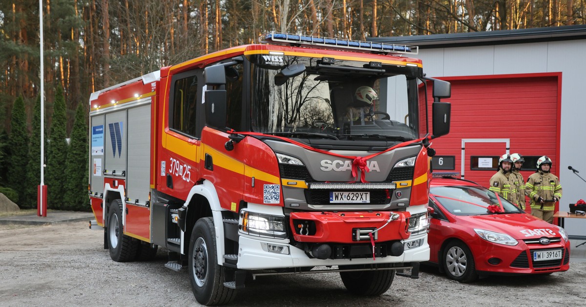 Groźny pożar składu opon niedaleko Lubartowa. Dym widoczny z dużej odległości