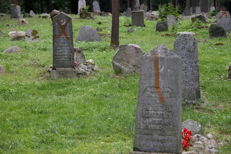 Zdewastowany cmentarz w Kruszynianach