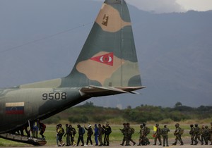 Venecuelanski padobranci pripremaju se za nastup u okviru Sajma industrijske avijacije u bazi Libertador u Marakaju 29. novembra