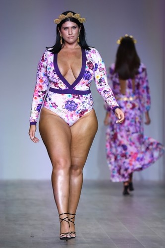 Pokaz kolekcji strojów kąpielowych Aqua Blu podczas Mercedes-Benz Fashion Week w Sydney