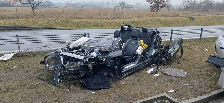 Wypadek na S8: zobacz ile zostało z elektrycznego Mercedesa