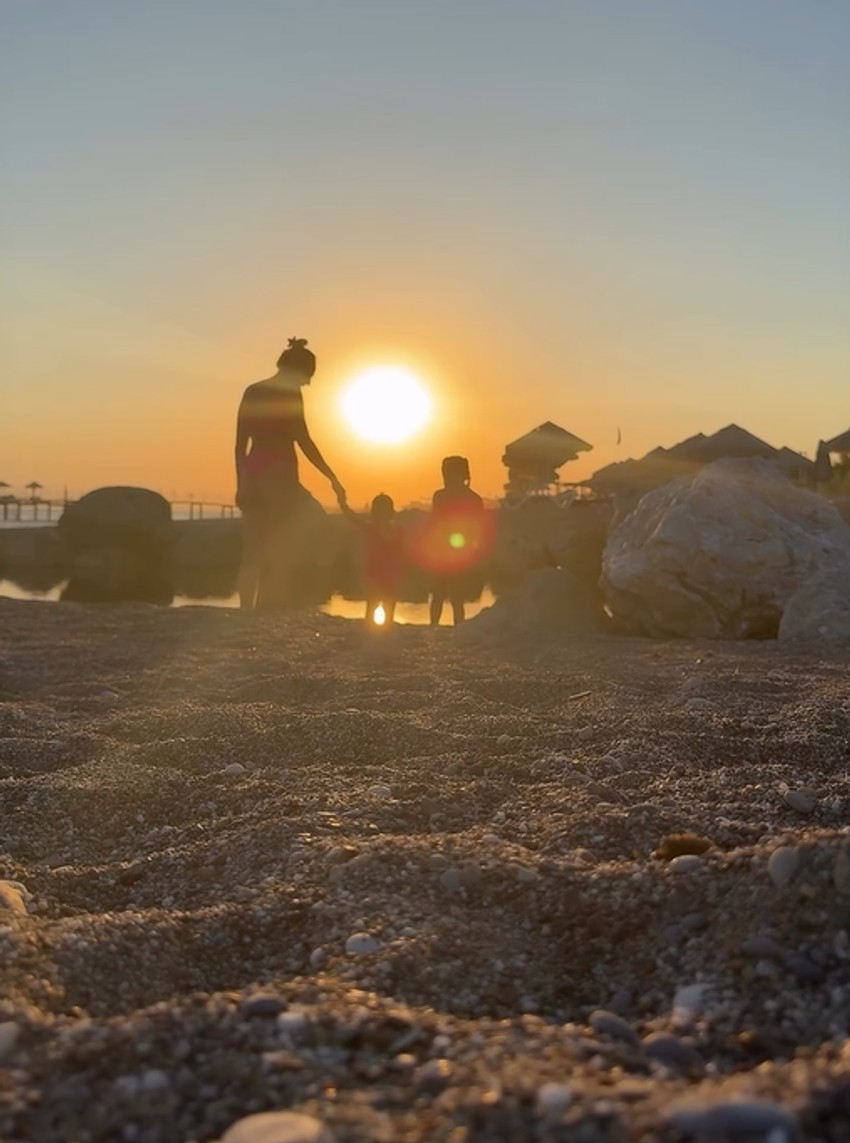 Luna Đogani sa ćerkama