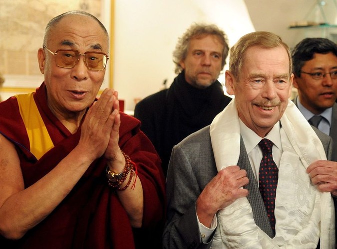 Jako prezydent skutecznie realizował cele aksamitnej rewolucji - pod hasłem 'Z powrotem do Europy'. W pierwszej kolejności doprowadził do wyjścia z Czech wojsk Związku Radzieckiego, a w 1999 roku wprowadził kraj do NATO; na zdjęciu z Dalajlamą w grudniu 2008 roku