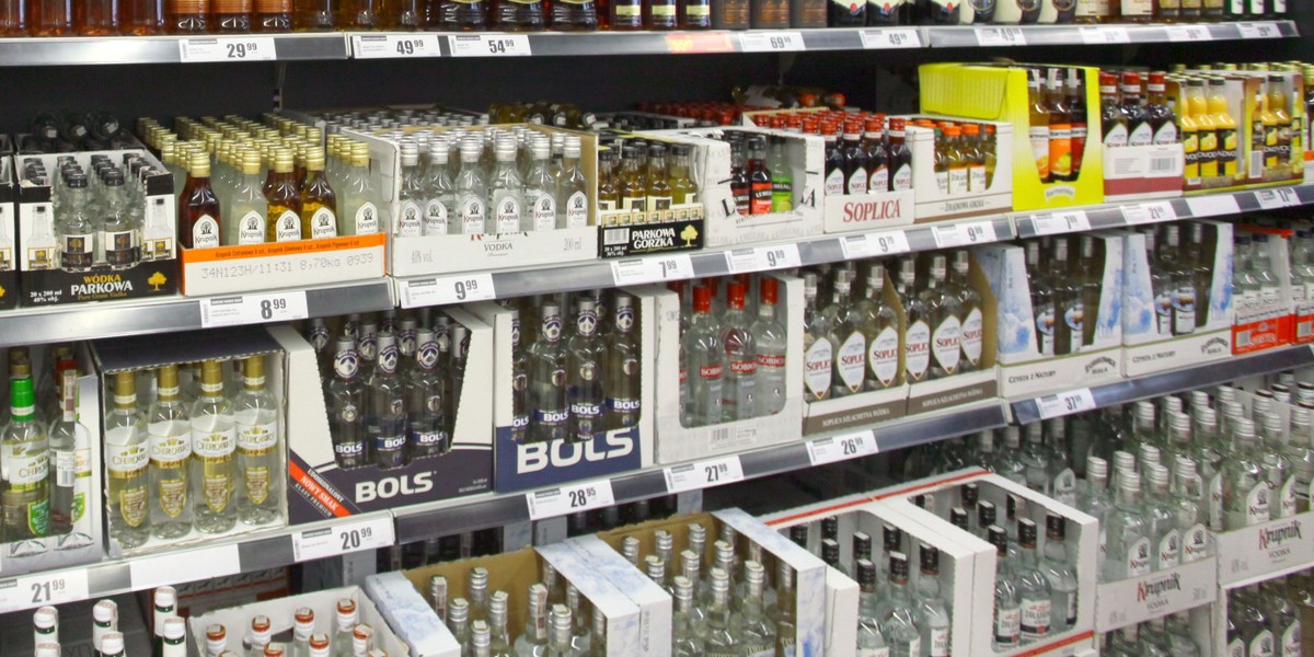 Rząd ujawnia, co czeka Polaków w przyszłym roku. Alkohol i papierosy zdrożeją. 