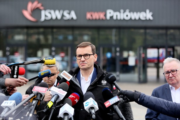 Premier Mateusz Morawiecki przed budynkiem kopalni Pniówek w Pawłowicach