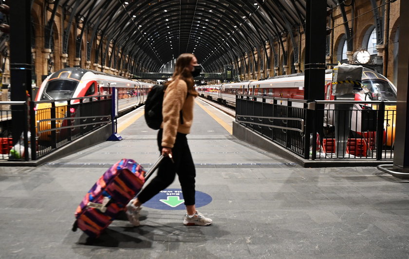 Londyn. Tłumy mieszkańców uciekają z miasta