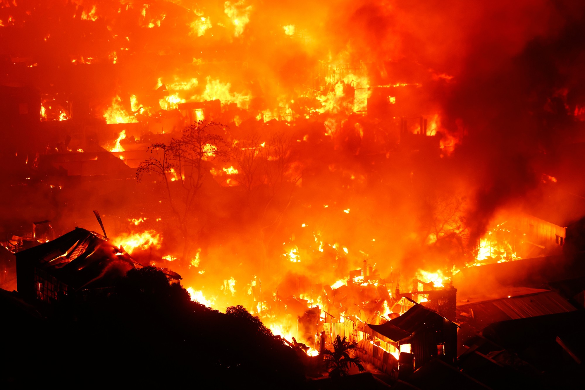 Rozsiahly požiar pripravil tisíce ľudí v Bangladéši o domovy.