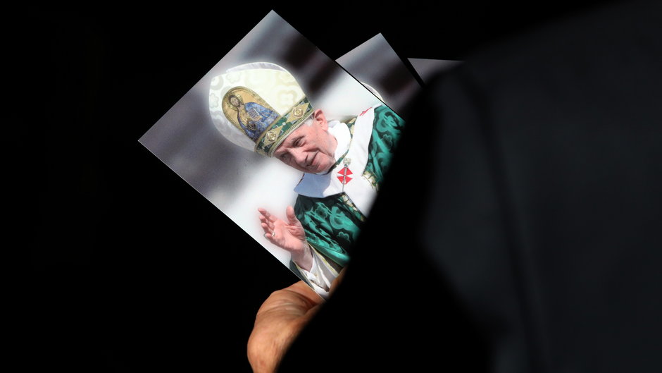 Obrazki ze zdjęciem Benedykta XVI