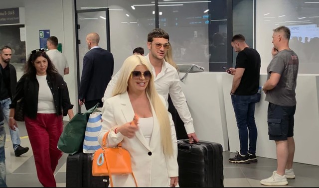 Dara Bubamara sa mlađim partnerom na aerodromu