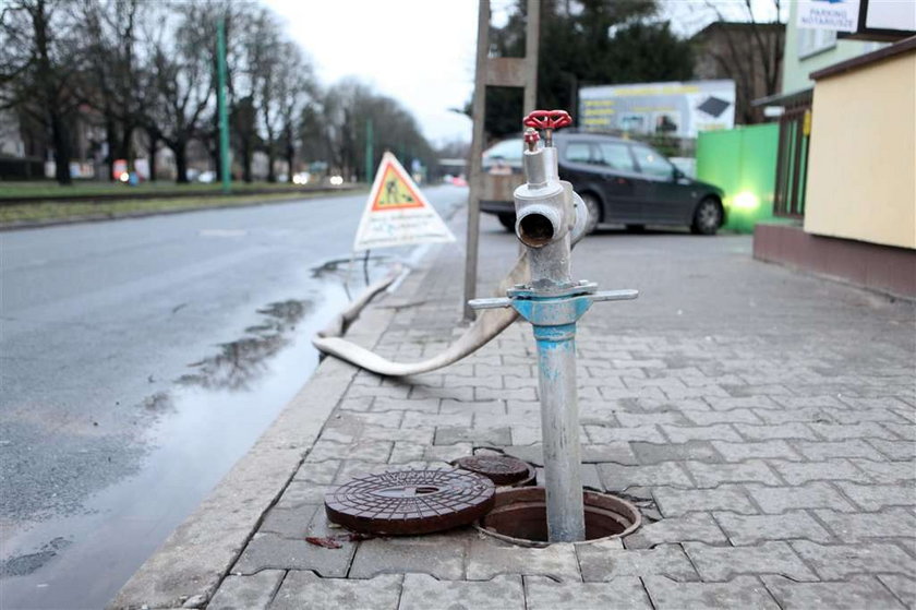 Wodę leją na ulicę, a my płacimy za nią krocie