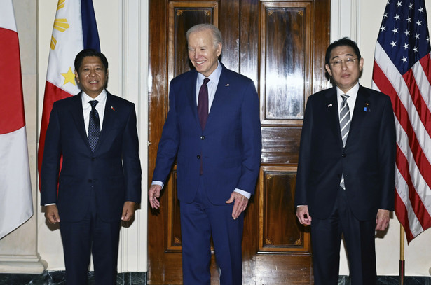 Prezydent USA Joe Biden z prezydentem Filipin Ferdinandem Marcosem Jr. i premierem Japonii Fumio Kishidą