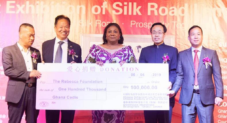 First lady grabs 100k Chinese cash for foundation