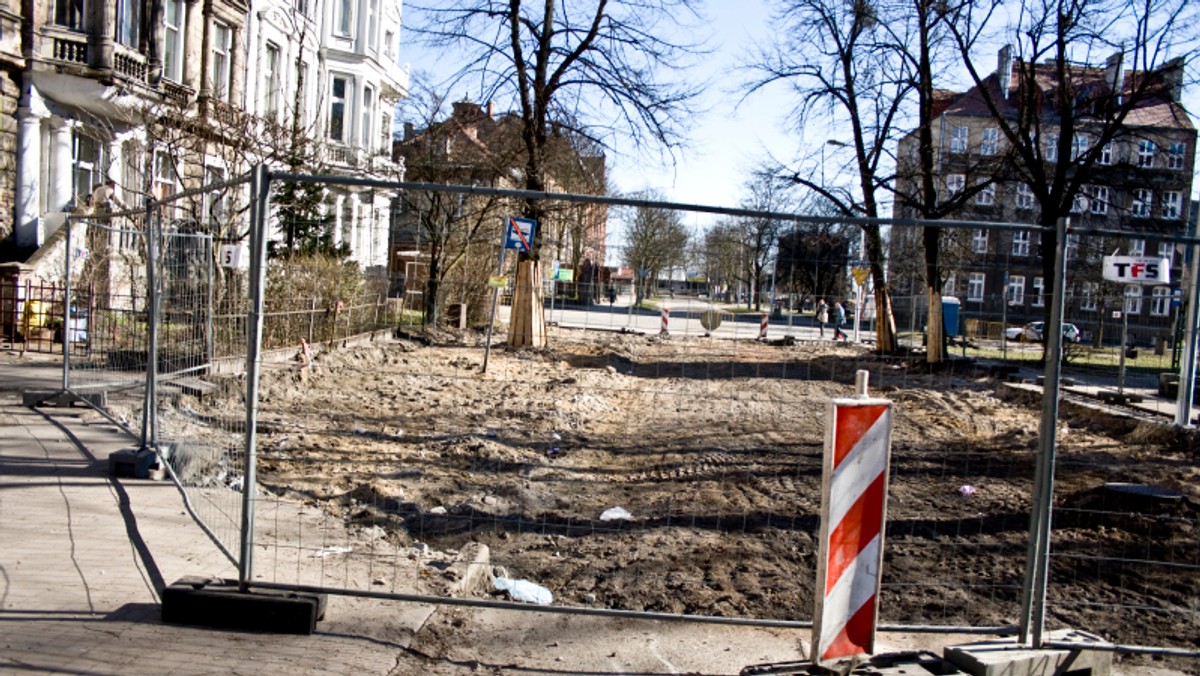 Dalszy ciąg prac drogowych na ulicach Dolnego Miasta w Gdańsku. Od poniedziałku trwają prace rozbiórkowe na ul. Łąkowej. Zamknięto zachodnią jezdnię ul. Łąkowej i Wróbla na odcinku od ul. Dolnej do ul. Toruńskiej. Autobusy miejskie korzystają z wyznaczonych objazdów.