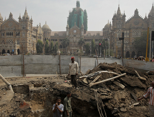 Prace przy budowie drogi w Bombaju- Indyjski premier chce zainwestować bilion dol. w infrastrukturę